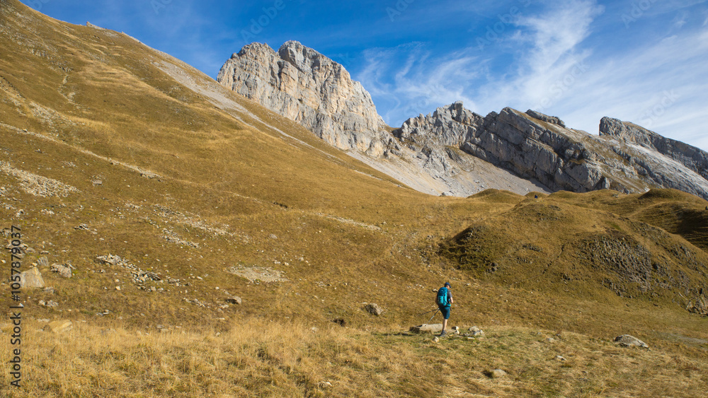 Obraz premium Randonneur au-dessus du lac de Peyre dans la chaîne du Bargis du massif des Bornes en Haute Savoie, vue sur la Pointe de Balafrasse
