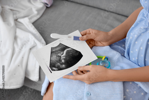 Pregnant woman with sonogra...