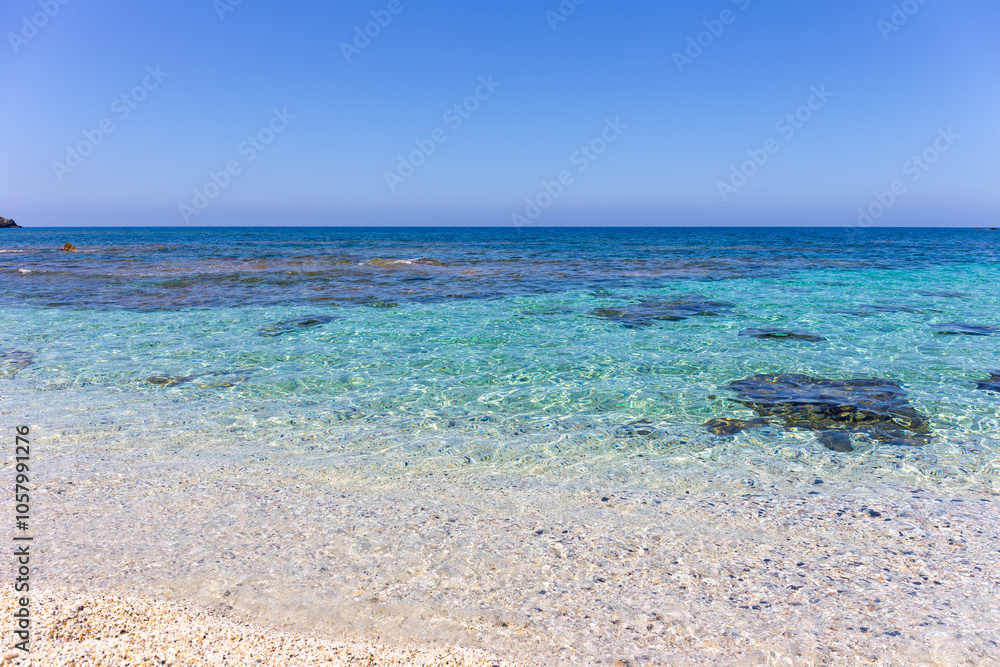 Spiaggia di sabbia bianca con mare cristallino Spiaggia di sabbia bianca con mare cristallino