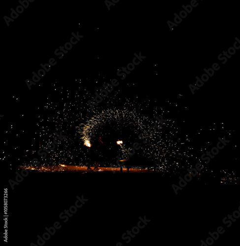 Tablou pe pânză Cracheur de feu avec arc de cercle et socle de terre ocre avec de multiples proj