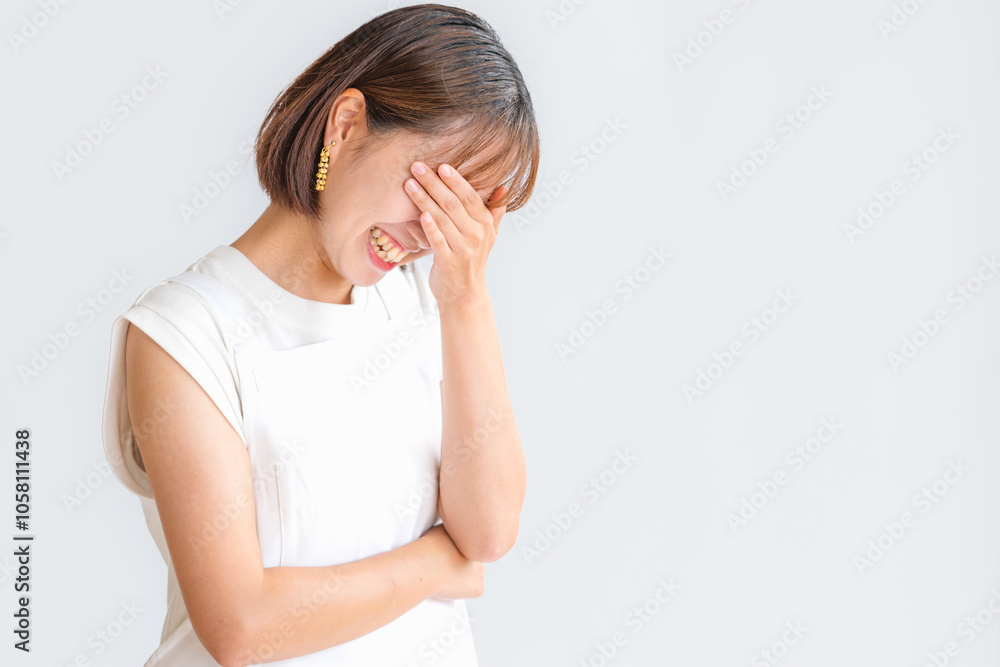 悩むエプロン女性 悩むエプロン女性