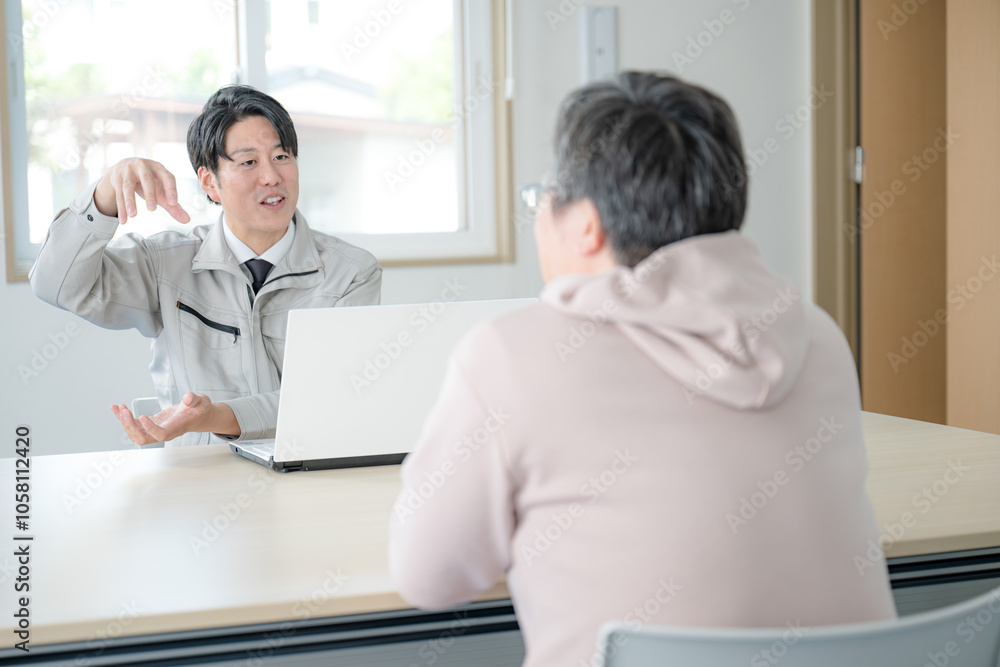 話す作業員男性と聞く男性 話す作業員男性と聞く男性