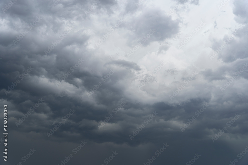 Nubes de Tormenta Sobre el Horizonte: Escena Dramática y Natural Nubes de Tormenta Sobre el Horizonte: Escena Dramática y Natural