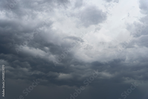 Wallpaper Mural Nubes de Tormenta Sobre el Horizonte: Escena Dramática y Natural Torontodigital.ca
