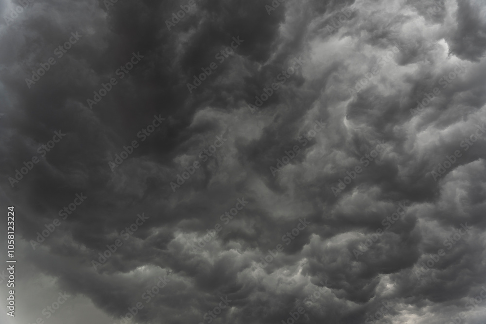 Vista Dramática de Nubes negras cargadas de Tormenta Vista Dramática de Nubes negras cargadas de Tormenta