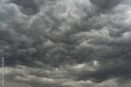 Konstfotografi Cielo Dramático con muchas nubes de Tormenta Oscuras y Pesadas