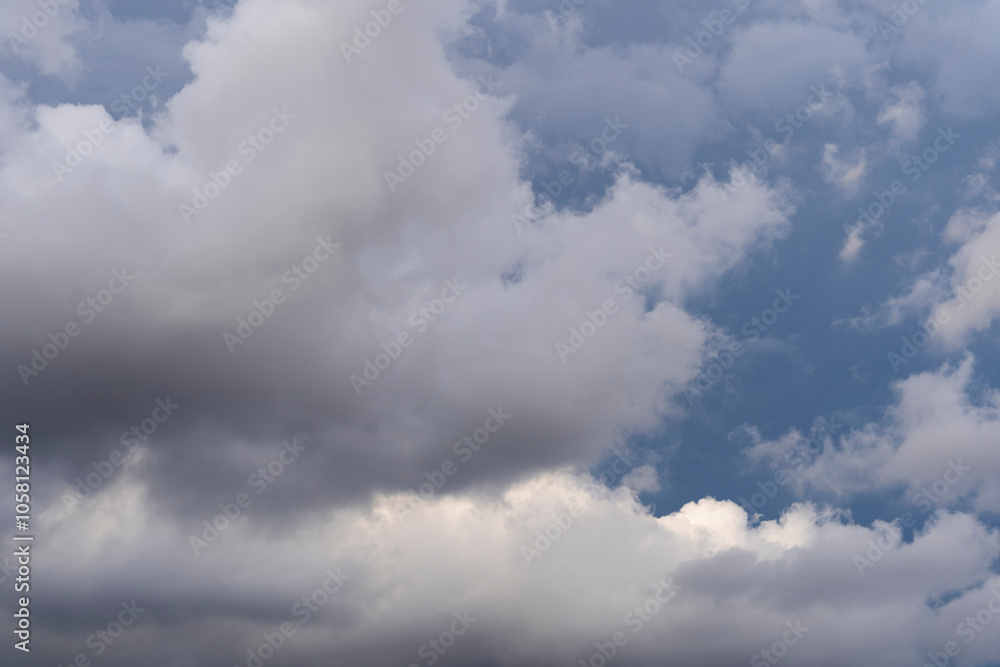 Cielo Puro: Azul Intenso y Nubes Blancas Cielo Puro: Azul Intenso y Nubes Blancas