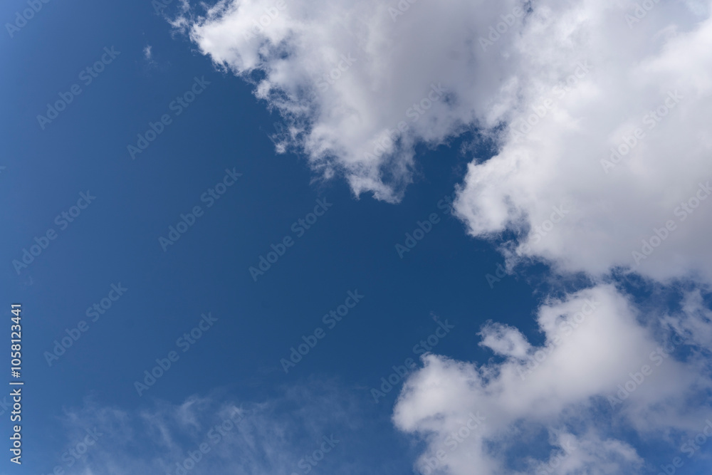 Simplicidad Natural: Cielo Azul con Nubes Blancas Simplicidad Natural: Cielo Azul con Nubes Blancas