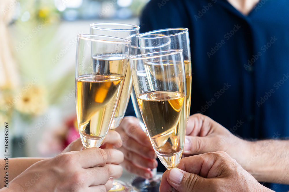 パーティーで乾杯をする手元 パーティーで乾杯をする手元