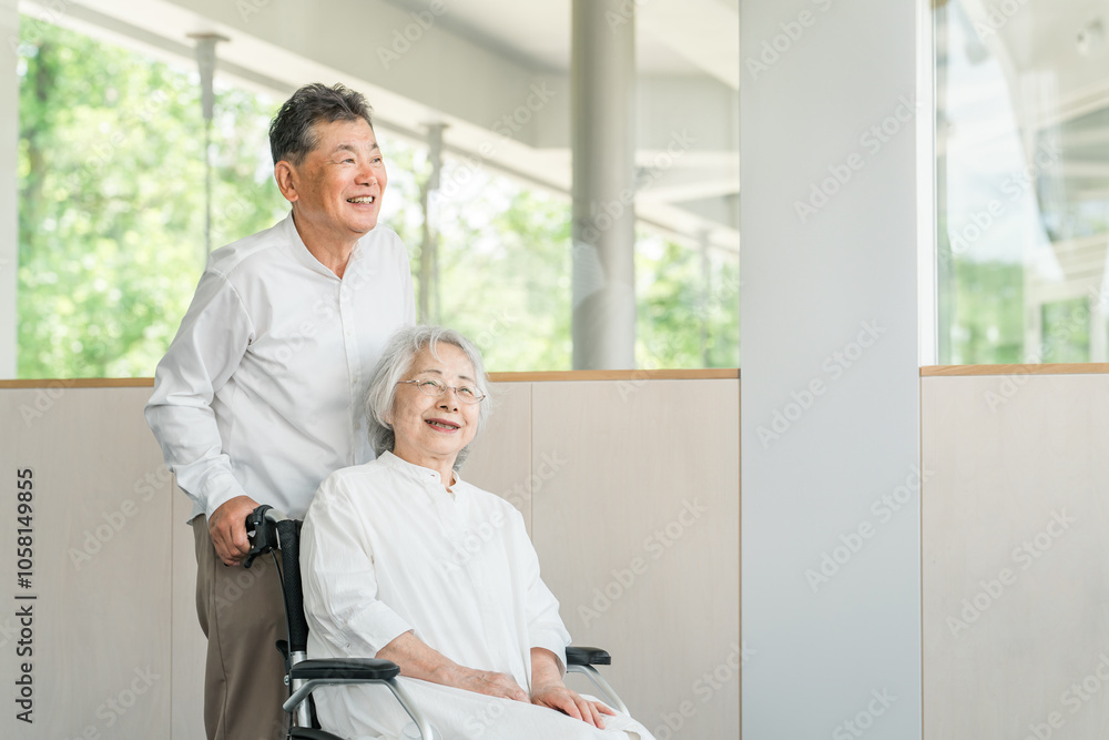 Fototapeta premium 老人ホーム・介護施設にいる高齢者・シニア夫婦・車椅子の女性