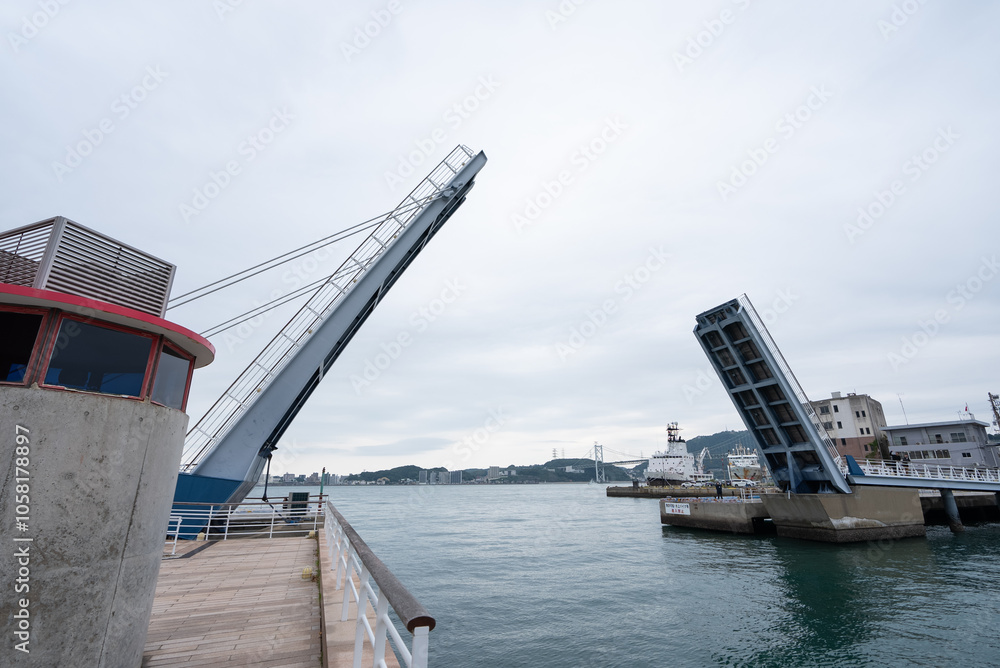 Fototapeta premium ブルーウィングもじ・門司港レトロ・北九州