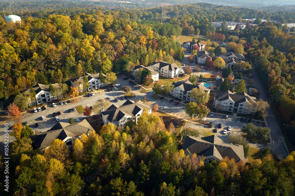 Φωτογραφία View from above of apartment residential condos between yellow fall trees in suburban area in South Carolina