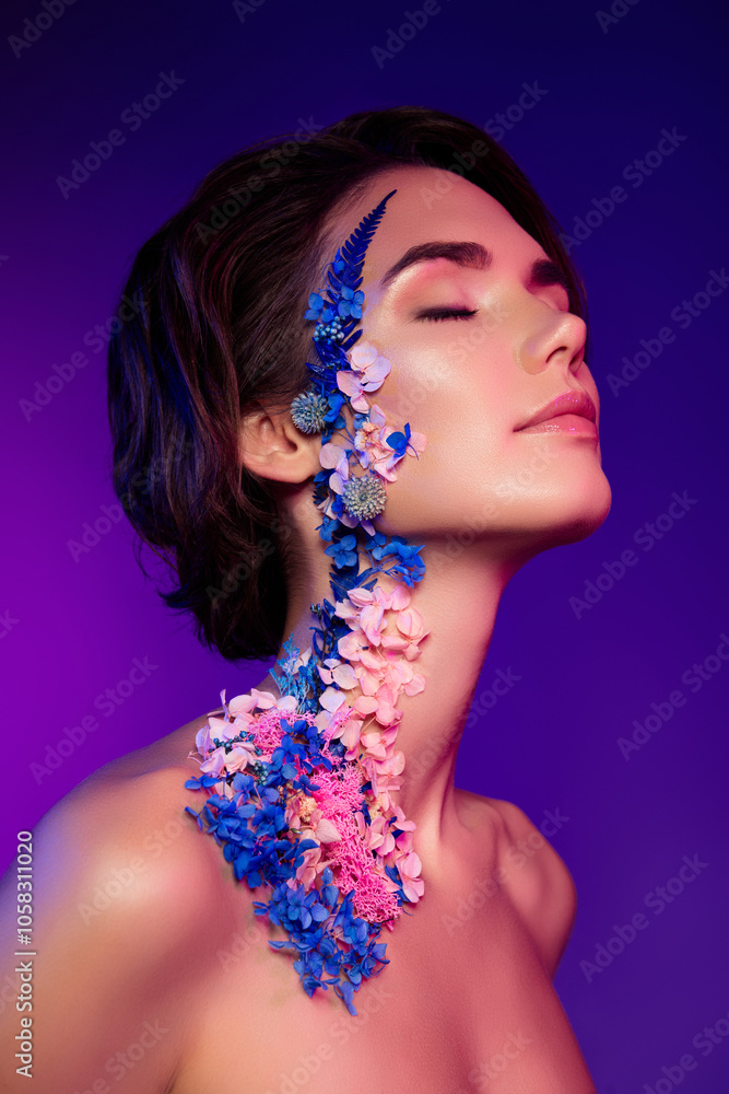 Φωτογραφία Photo of attractive girl close eyes feel tenderness with floral body accessories