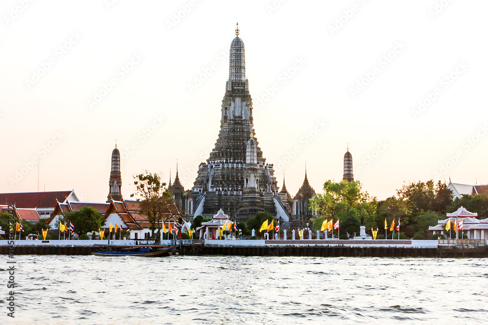 Wat Arun Ratchawararam or Wat Chaeng or Wat Arun is another beautiful landmark located on the banks of the Chao Phraya River. It has a large prang. Thais and foreigners like to visit and pay homage. Wat Arun Ratchawararam or Wat Chaeng or Wat Arun is another beautiful landmark located on the banks of the Chao Phraya River. It has a large prang. Thais and foreigners like to visit and pay homage.