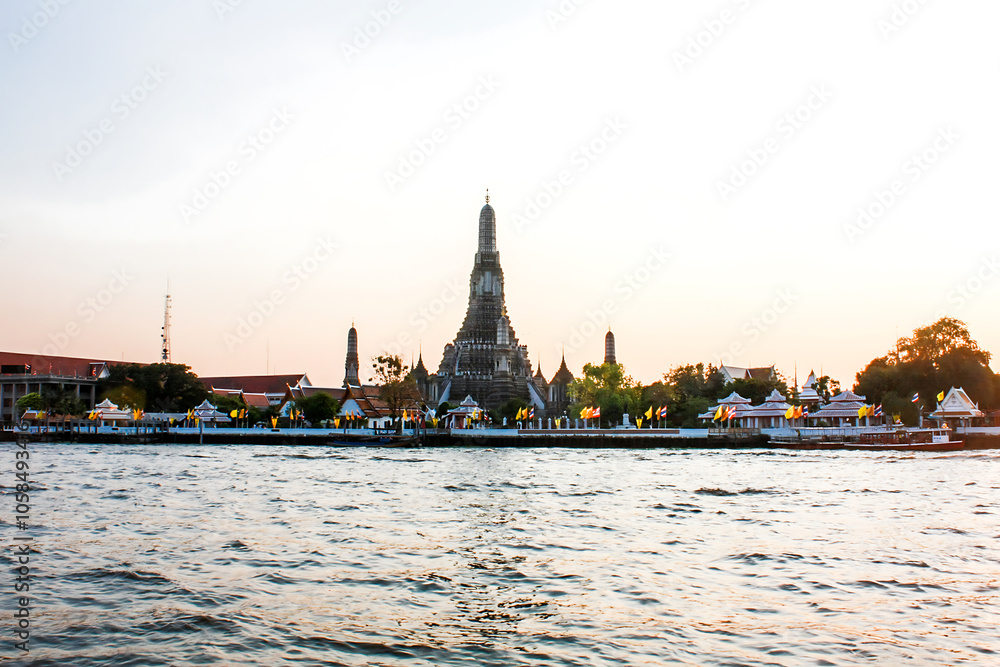 Wat Arun Ratchawararam or Wat Chaeng or Wat Arun is another beautiful landmark located on the banks of the Chao Phraya River. It has a large prang. Thais and foreigners like to visit and pay homage. Wat Arun Ratchawararam or Wat Chaeng or Wat Arun is another beautiful landmark located on the banks of the Chao Phraya River. It has a large prang. Thais and foreigners like to visit and pay homage.