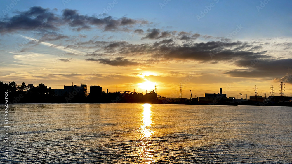 夕暮れ時の海と工場地帯 夕暮れ時の海と工場地帯