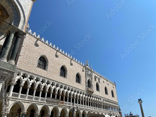 The unique architectural beauty of the Doge's Palace in Piazza di San Marco is indescribably tempting to enter the building and enjoy the beauty of the world's masterpieces of painting. photo