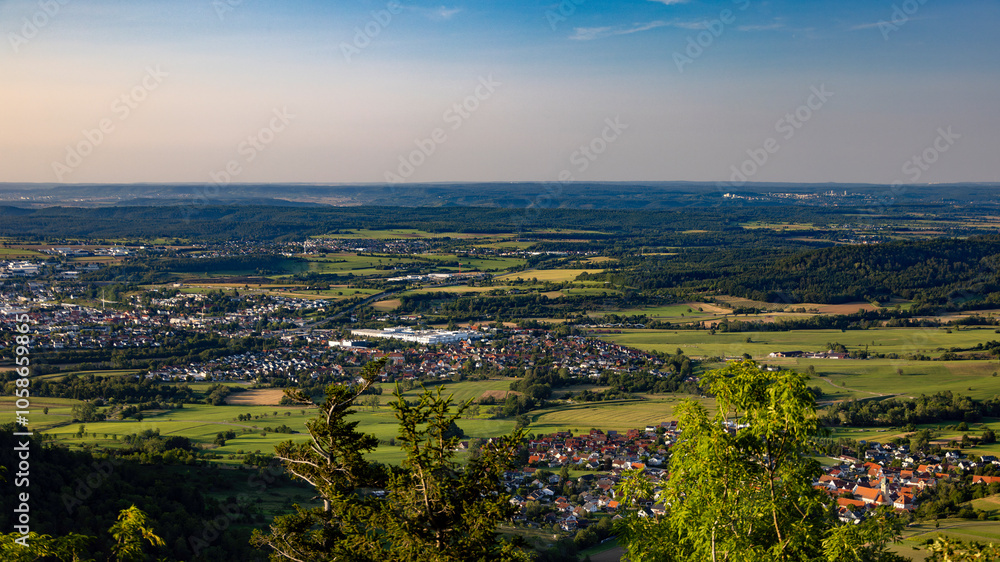Fototapeta premium Blick vom Zellerhorn zur Burg Hohenzollern beim Sonnenuntergang im Zollernalb Kreis auf der Schwäbischen Alb