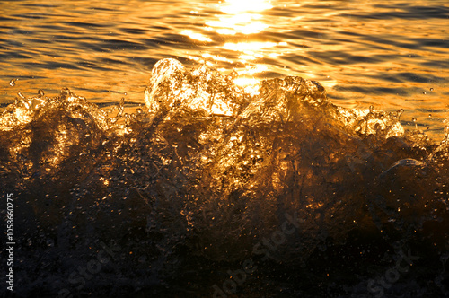 Wallpaper Mural Welle im Gegenlicht der Sonne Torontodigital.ca