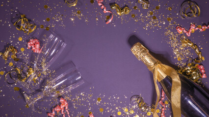 HAPPY NEW YEAR 2025 Silvester New Year's eve party greeting card - Golden champagne bottle, champagne or sparkling wine glasses and ribbons frame, isolated on purple table background, flat lay..