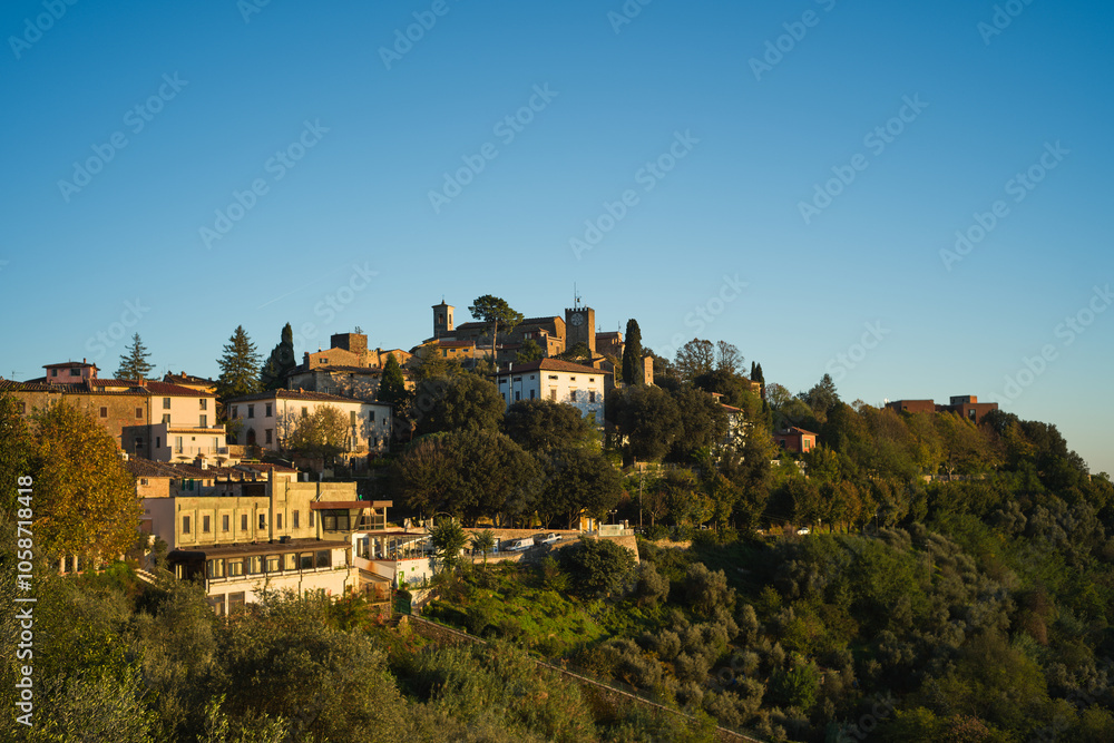 Vista di Montecatini Alto durante una serena giornata soleggiata cielo azzurro e sereno senza nuvole bianche sull'orizzonte. Vista di Montecatini Alto durante una serena giornata soleggiata cielo azzurro e sereno senza nuvole bianche sull'orizzonte.