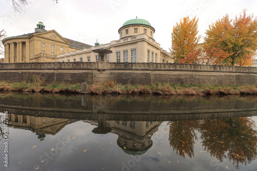 Herbstliches Bad Kissingen; Partie an der Fränkischen Saale mit Regenten-und Arkadenbau