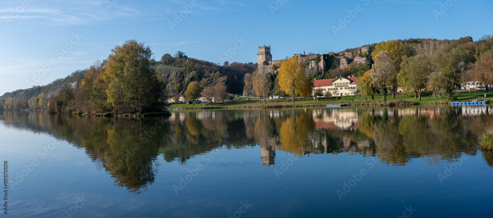 Obraz premium Donau Spiegelpanorama Nibelungengau mit Ruiene Weitenegg