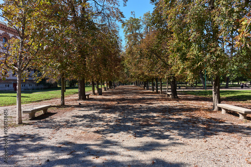 Vista del parco di Porta Venezia, nome ufficiale Indro Montanelli, a Milano durante una serena giornata autunnale con cielo azzurro e sereno.