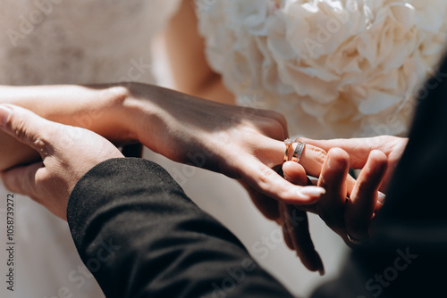 Obraz na płótnie bride and groom hands w salonie