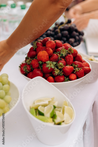 Obraz na płótnie man holding bowl of fresh fruit w salonie