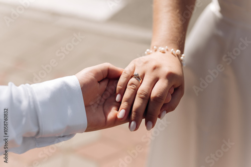 Obraz na płótnie bride and groom holding hands w salonie