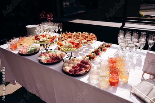 Obraz na płótnie wedding cake with berries w salonie