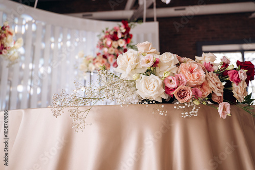 Obraz na płótnie wedding bouquet on the table w salonie