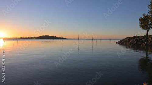 Tramonto senza nuvole sul Lago Trasimeno