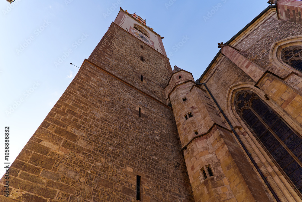Φωτογραφία Close-up of weathered facade of Sankt Nikolaus church with windows at City of Meran on a sunny summer day