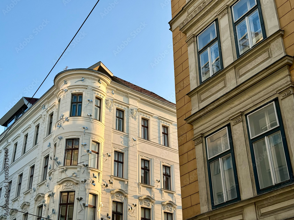 Schöne Altbaufassaden im Stadtteil Mariahilf im 6. Bezirk von Wien, Österreich