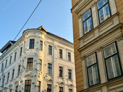 Obraz na płótnie Schöne Altbaufassaden im Stadtteil Mariahilf im 6. Bezirk von Wien, Österreich w salonie
