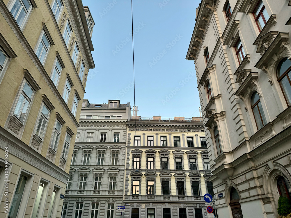 Schöne Altbaufassaden im Stadtteil Mariahilf im 6. Bezirk von Wien, Österreich
