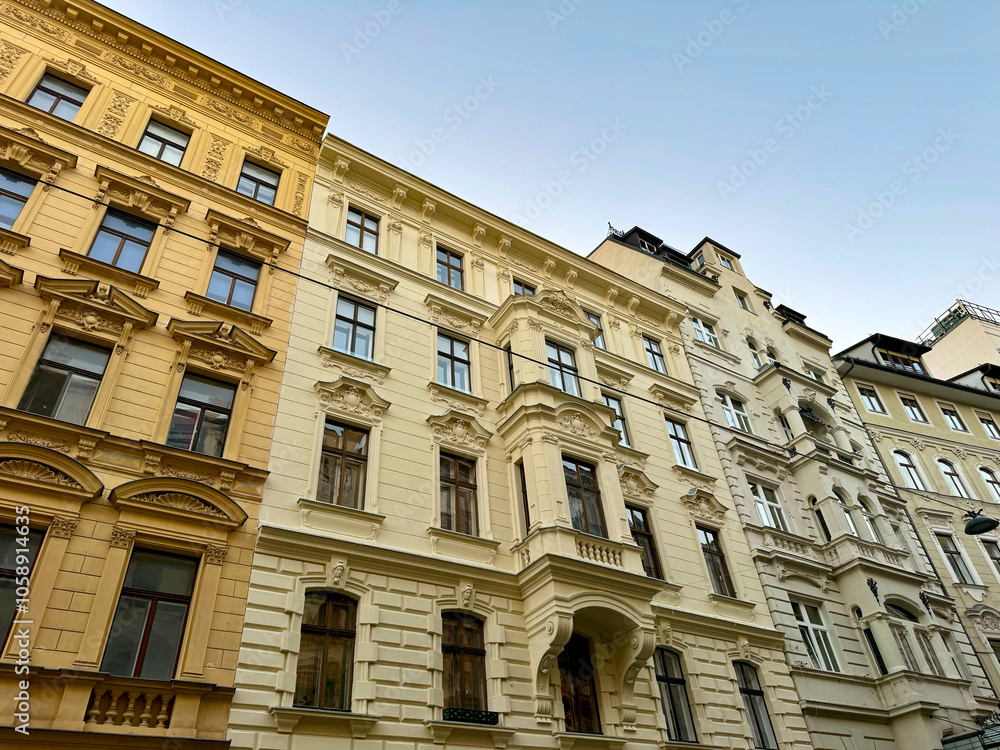 Schöne Altbaufassaden im Stadtteil Mariahilf im 6. Bezirk von Wien, Österreich