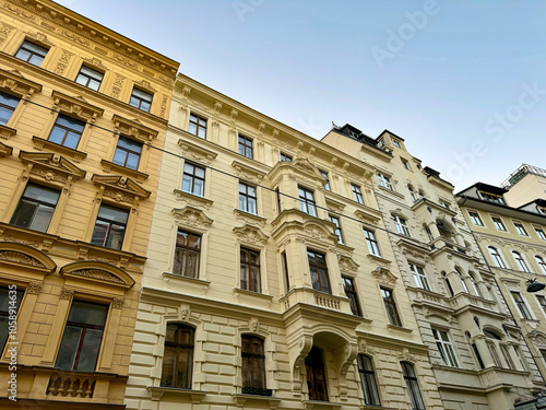 Obraz na płótnie Schöne Altbaufassaden im Stadtteil Mariahilf im 6. Bezirk von Wien, Österreich w salonie