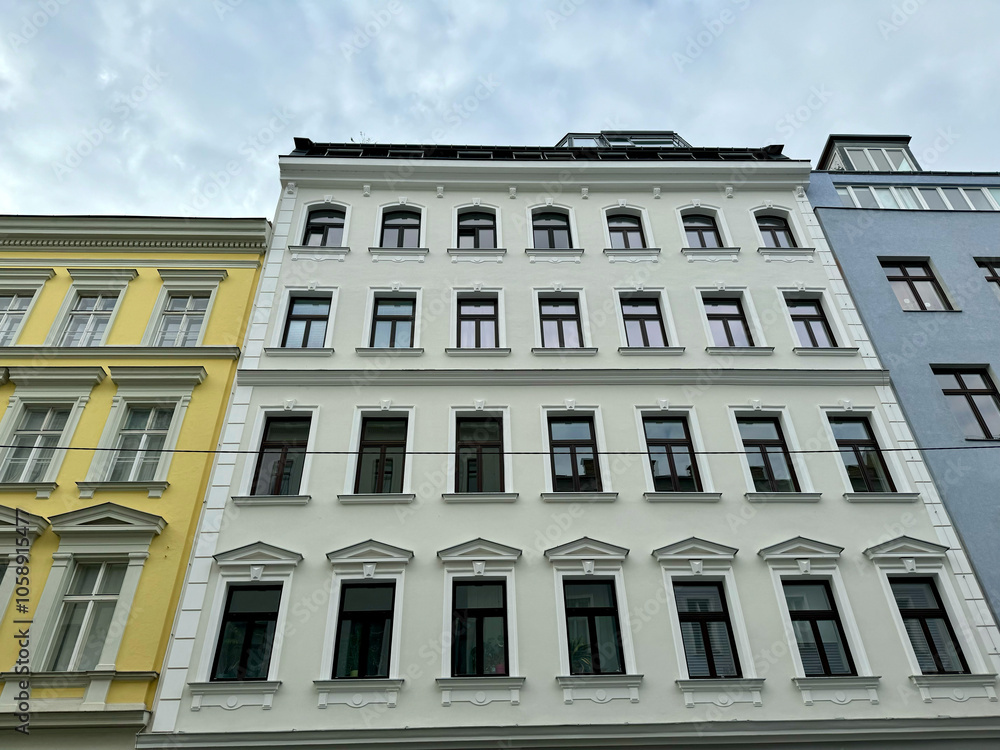 Sanierte Altbausfassaden im Karmeliterviertel im 2. Bezirk von Wien, Österreich