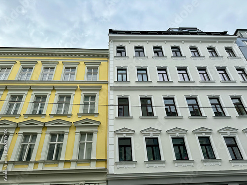 Obraz na płótnie Sanierte Altbausfassaden im Karmeliterviertel im 2. Bezirk von Wien, Österreich w salonie
