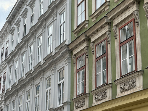 Obraz na płótnie Sanierte Altbausfassaden im Karmeliterviertel im 2. Bezirk von Wien, Österreich w salonie