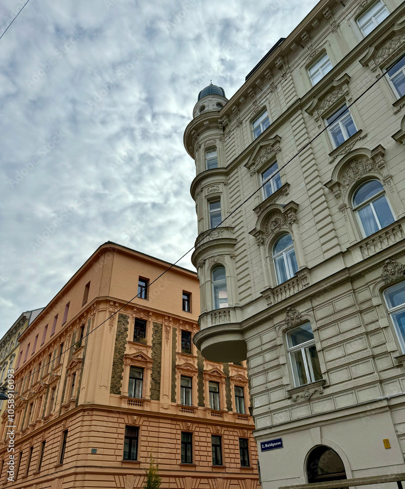 Sanierte Altbausfassaden im Karmeliterviertel im 2. Bezirk von Wien, Österreich
