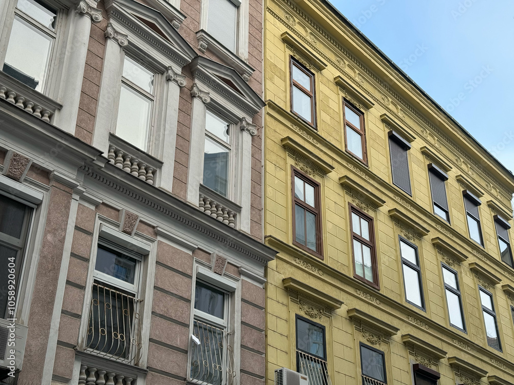 Sanierte Altbausfassaden im Karmeliterviertel im 2. Bezirk von Wien, Österreich