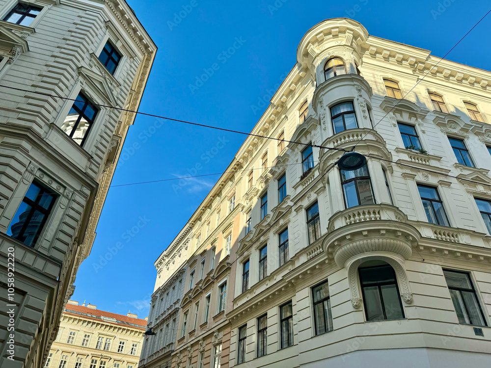 Sanierte Altbausfassaden im Karmeliterviertel im 2. Bezirk von Wien, Österreich