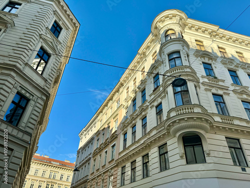 Obraz na płótnie Sanierte Altbausfassaden im Karmeliterviertel im 2. Bezirk von Wien, Österreich w salonie
