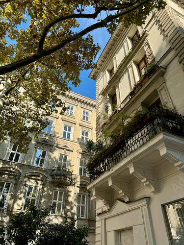 Wallpaper Mural Sanierte Altbausfassaden im Karmeliterviertel im 2. Bezirk von Wien, Österreich Torontodigital.ca