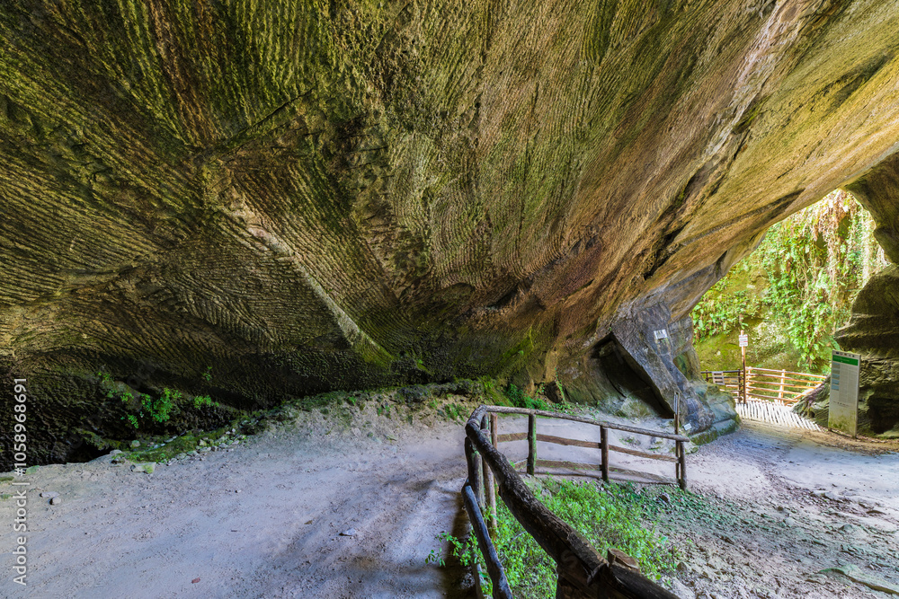 Caglieron caves
