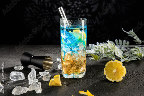 Cocktail eiskalt im Glas mit crushed ice photo